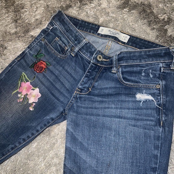 Abercrombie & Fitch Distressed Embroidered Flowers Regular Blue Jeans 25X31 - Picture 7 of 10